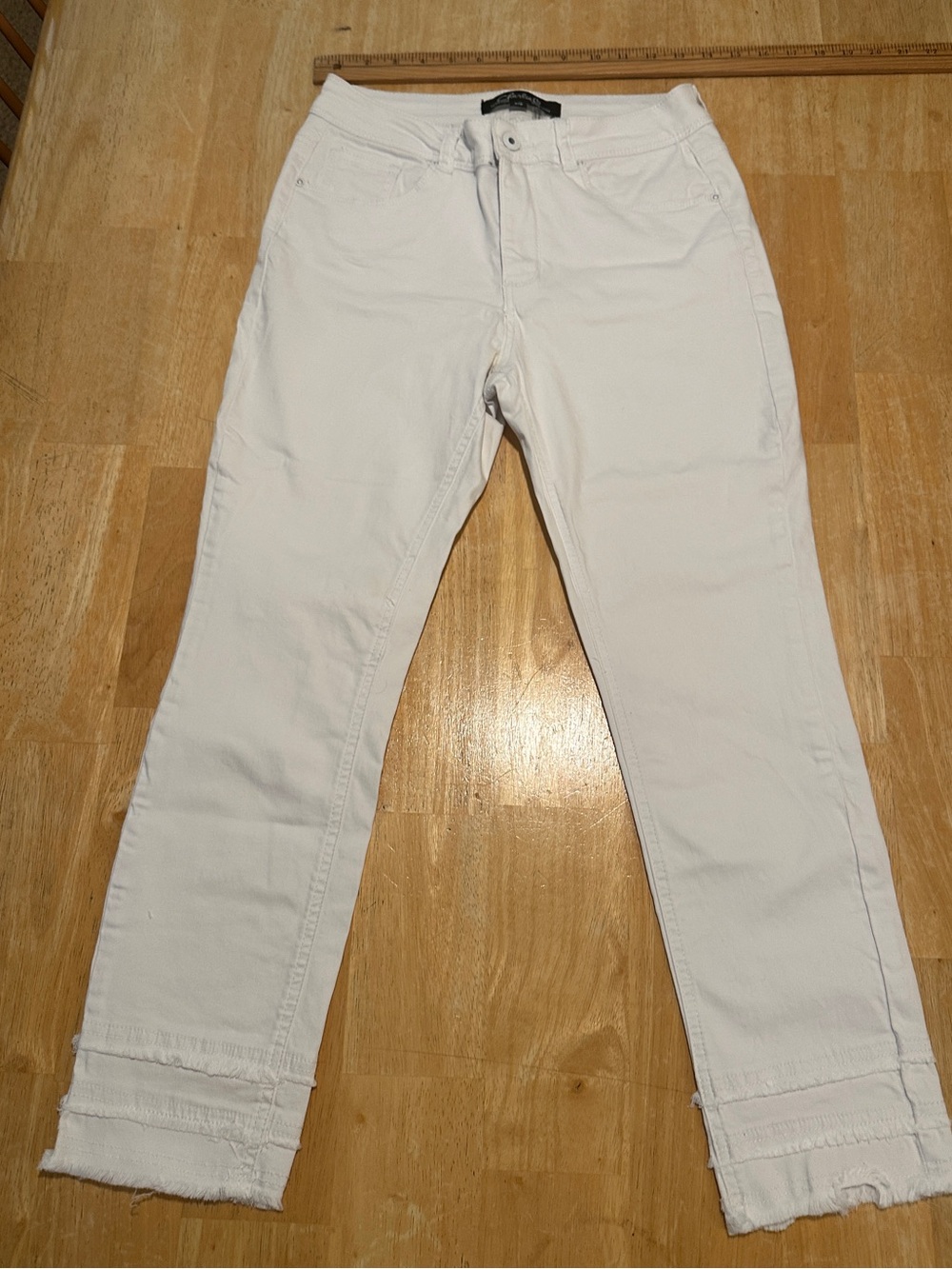 Charlie B LIKE NEW Frayed Hem Twill High Rise Cropped Denim Pants Natural White